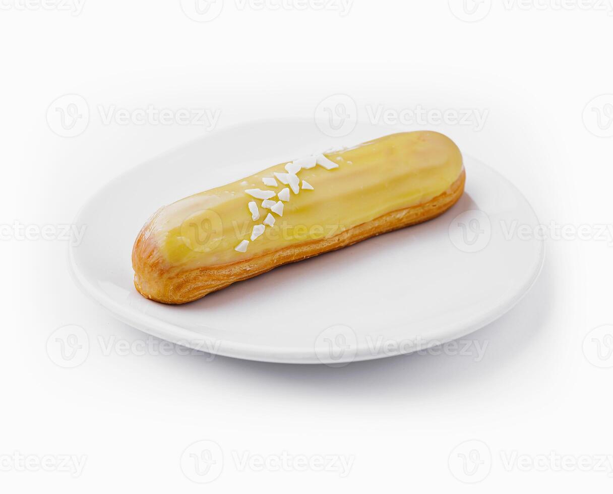 delicioso eclair com creme em prato topo Visão foto