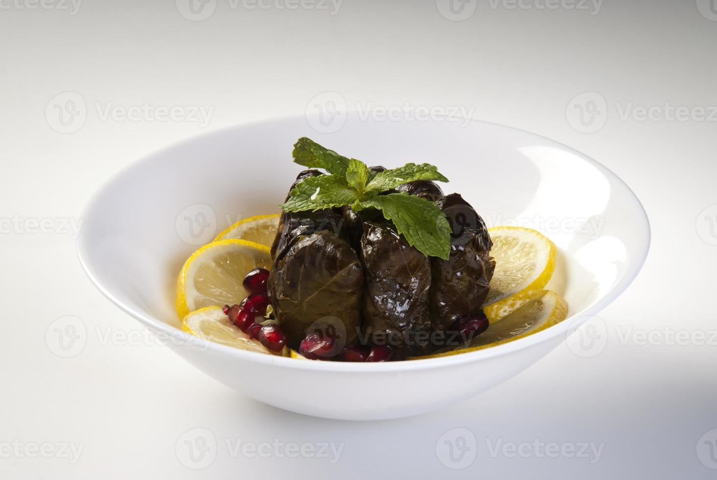 azeite de oliva recheado de folhas no prato com vegetais para serviço para o conceito de restaurante da Turquia. foto