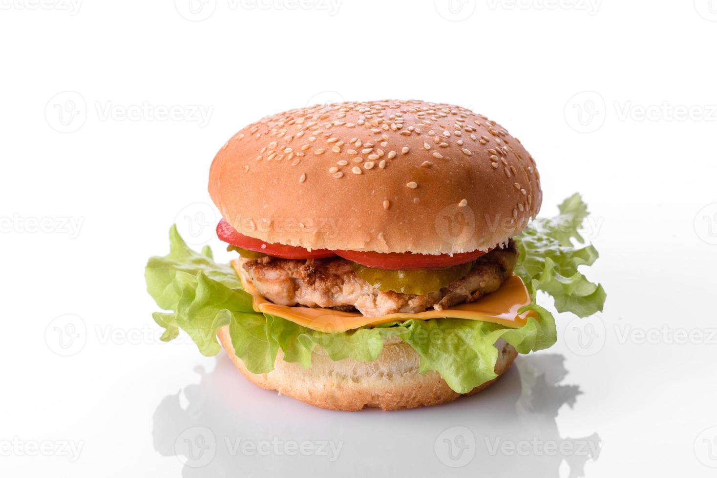 delicioso hambúrguer fresco com pão, queijo e carne foto