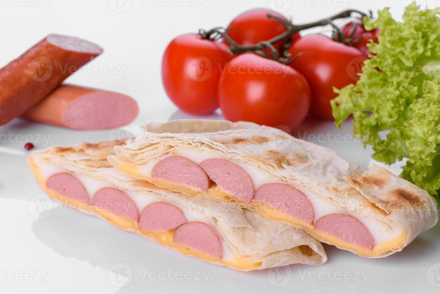 sanduiche deliciosa grelhada com pão sírio, queijo e carne foto