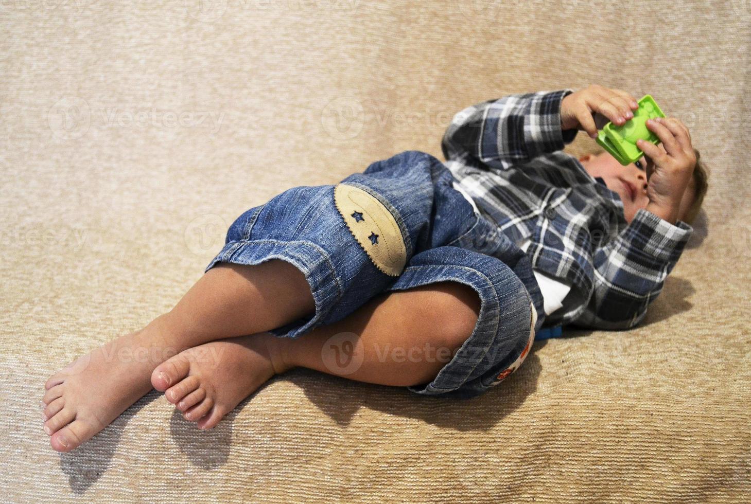 lindo menino com rosto de criança posando fotógrafo foto