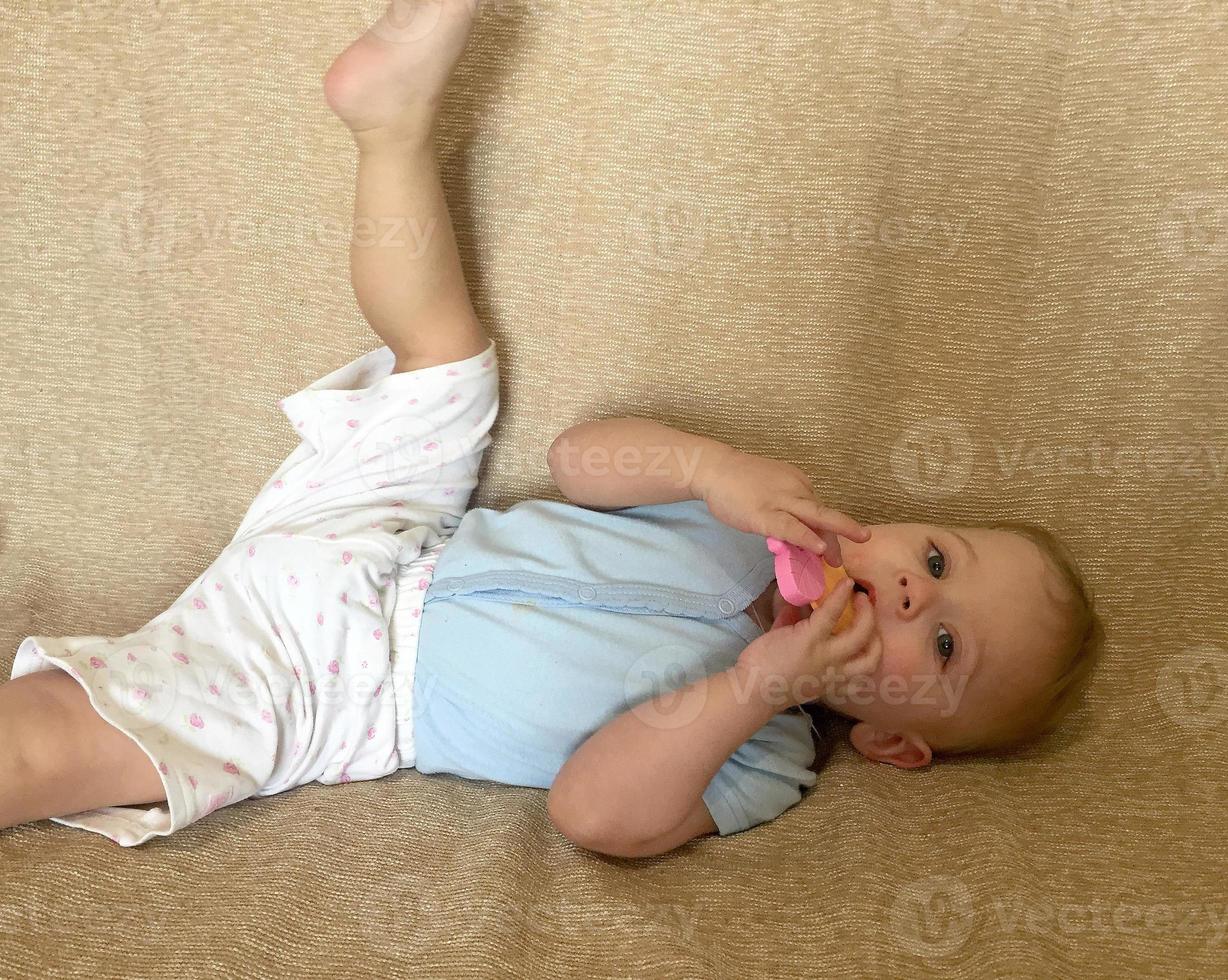 lindo menino com rosto de criança posando fotógrafo foto