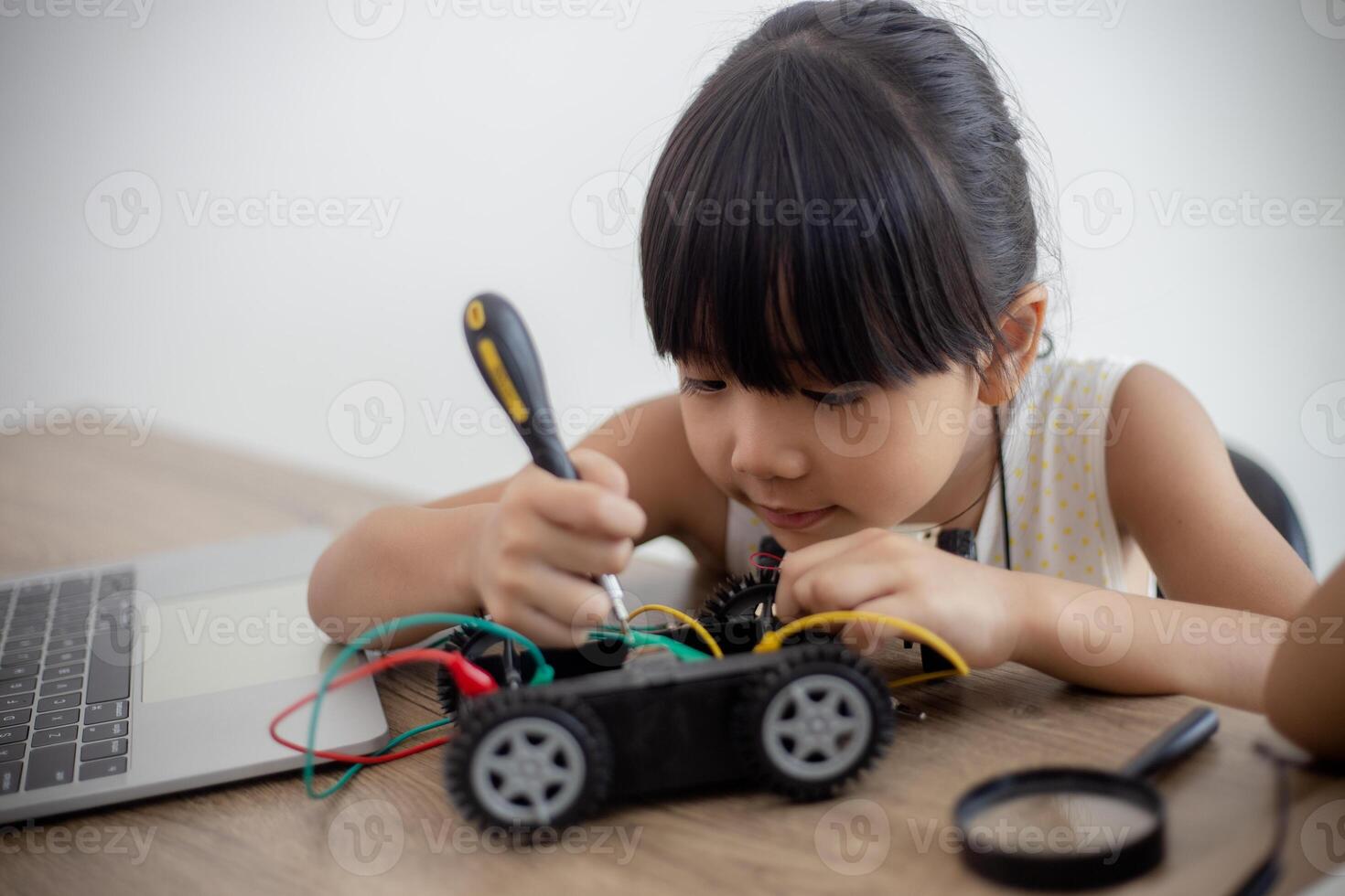 inventivo crianças aprender às casa de codificação robô carros e eletrônico borda cabos dentro tronco. construindo robô carros às casa foto