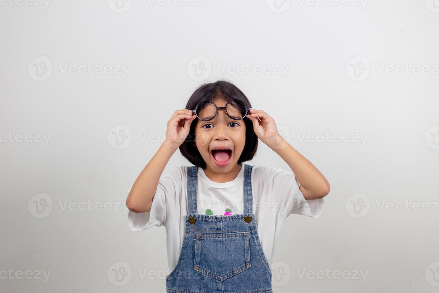 menina asiática engraçada usando óculos em um fundo branco foto