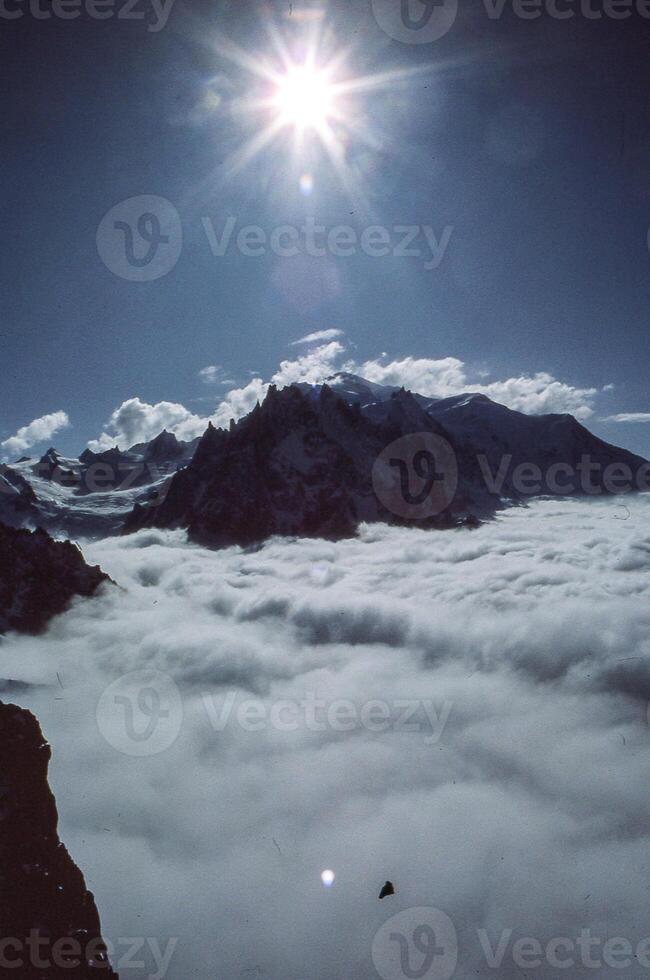 uma pessoa vôo uma pipa dentro a nuvens foto