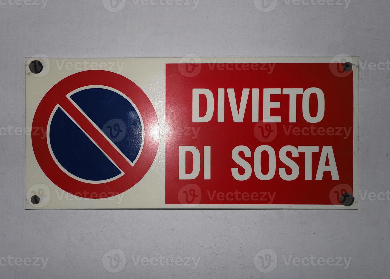 italiano sem estacionamento divieto di sosta placa com reflexo da luz do carro foto