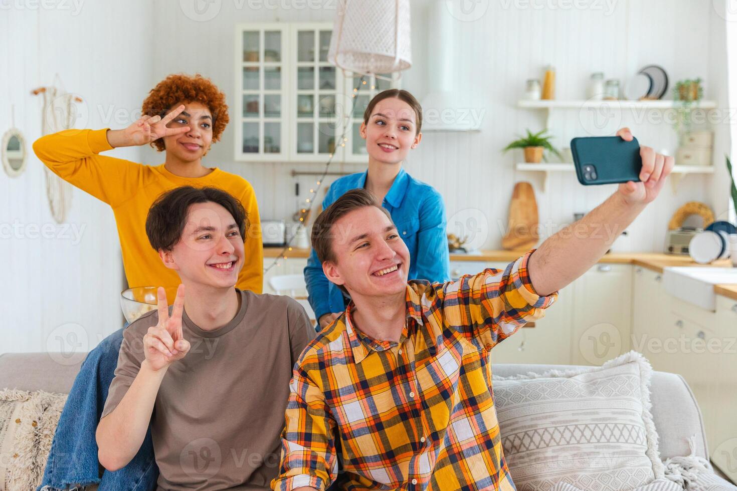 Felicidades funky humor. feliz grupo do amigos faço selfie. homem levando foto do amigos às Festa. grupo do multirracial jovem pessoas levando foto em telefone. jovem pessoas apreciar seus companhia sorrir ter Diversão