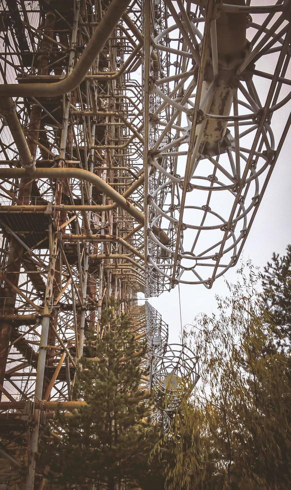 pripyat, ucrânia, 2021 - close-up de uma torre de rádio em chernobyl foto