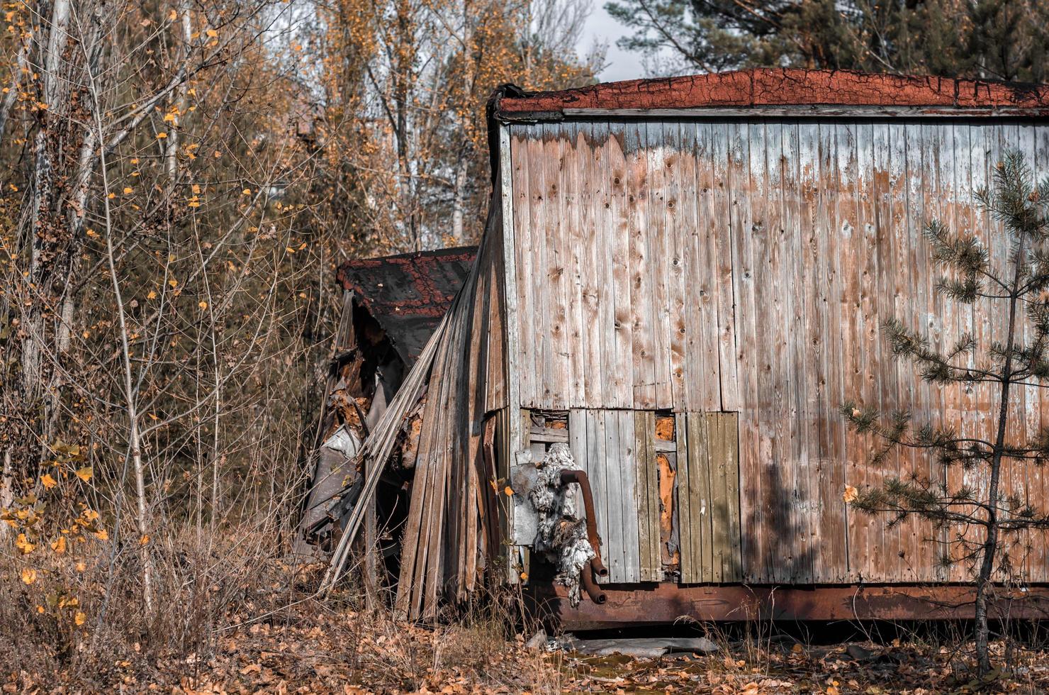 pripyat, ucrânia, 2021 - antiga casa de madeira em chernobyl foto