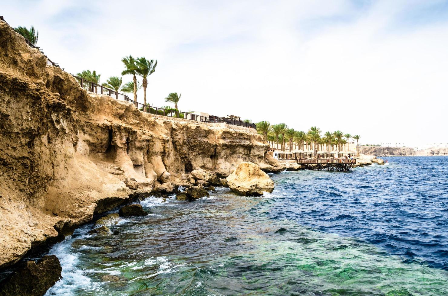 sharm el sheikh, egito, 2021 - praia rochosa e um recife na costa do mar vermelho foto