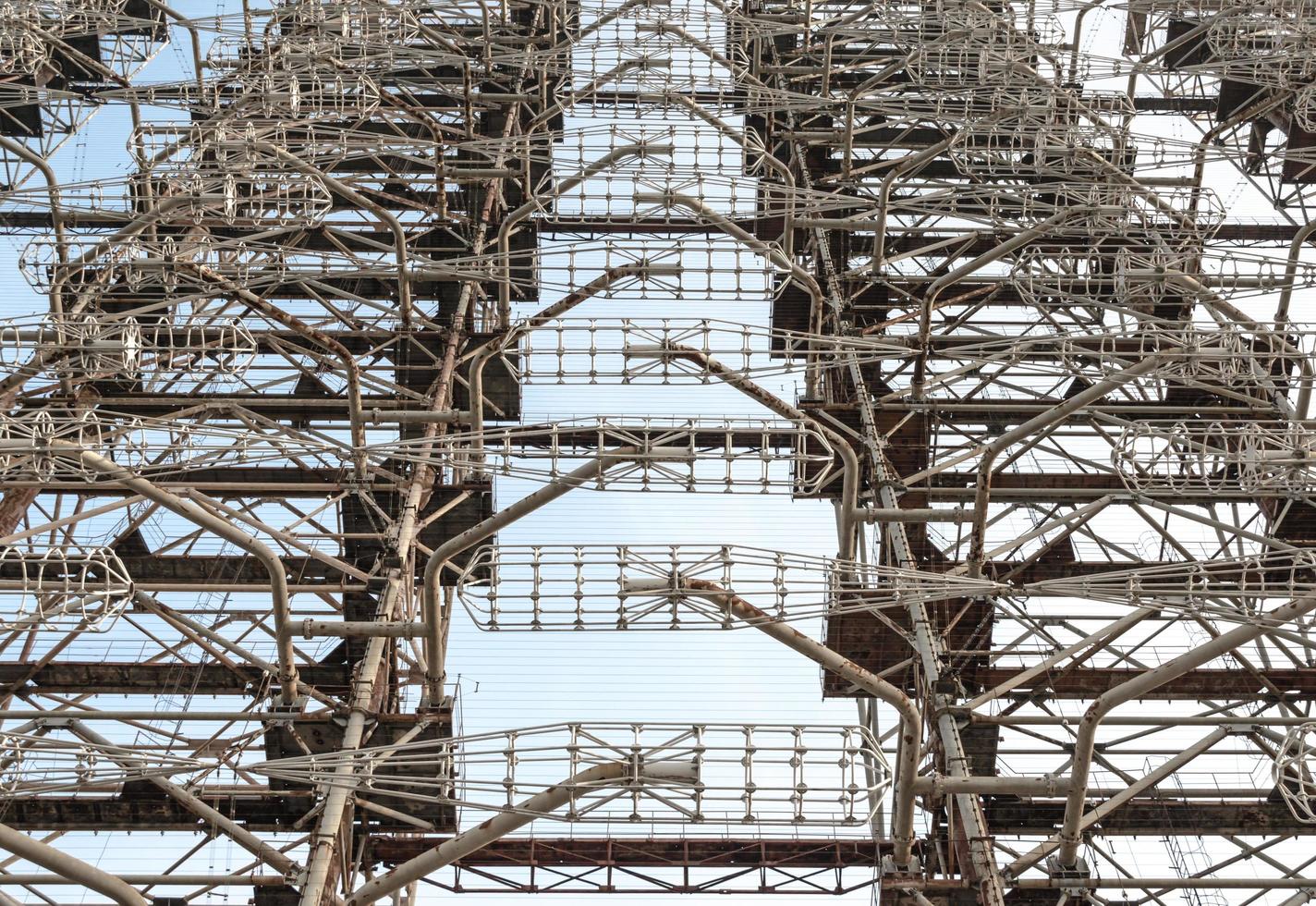 pripyat, ucrânia, 2021 - vista da torre de rádio de metal em chernobyl foto