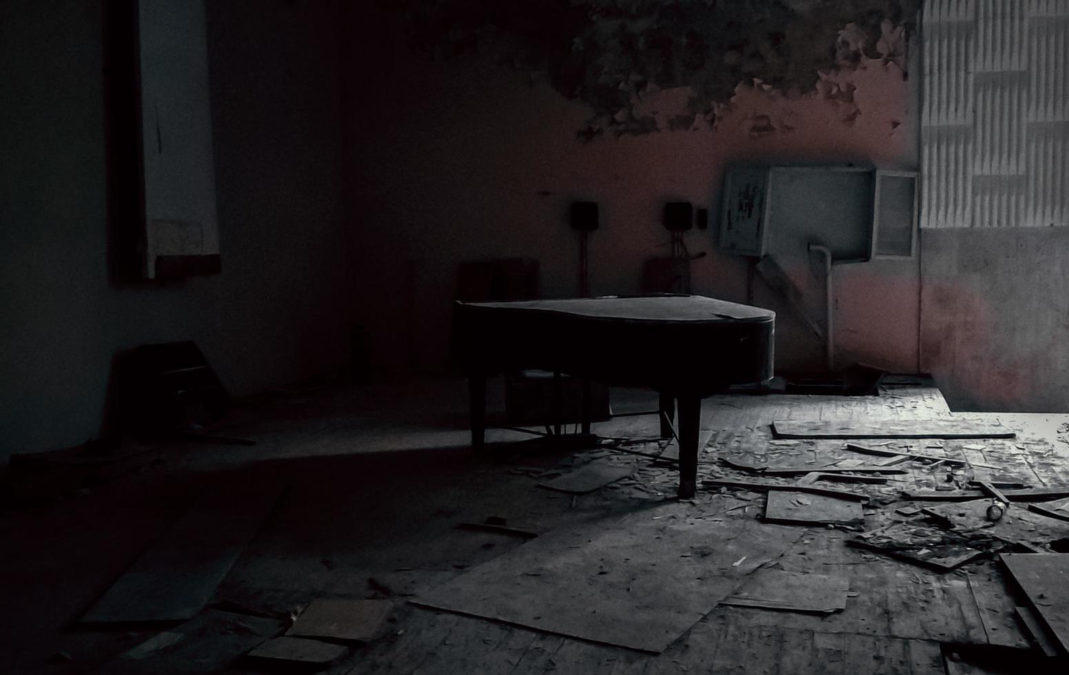 pripyat, ucrânia, 2021 - piano antigo em uma casa abandonada em Chernobyl foto