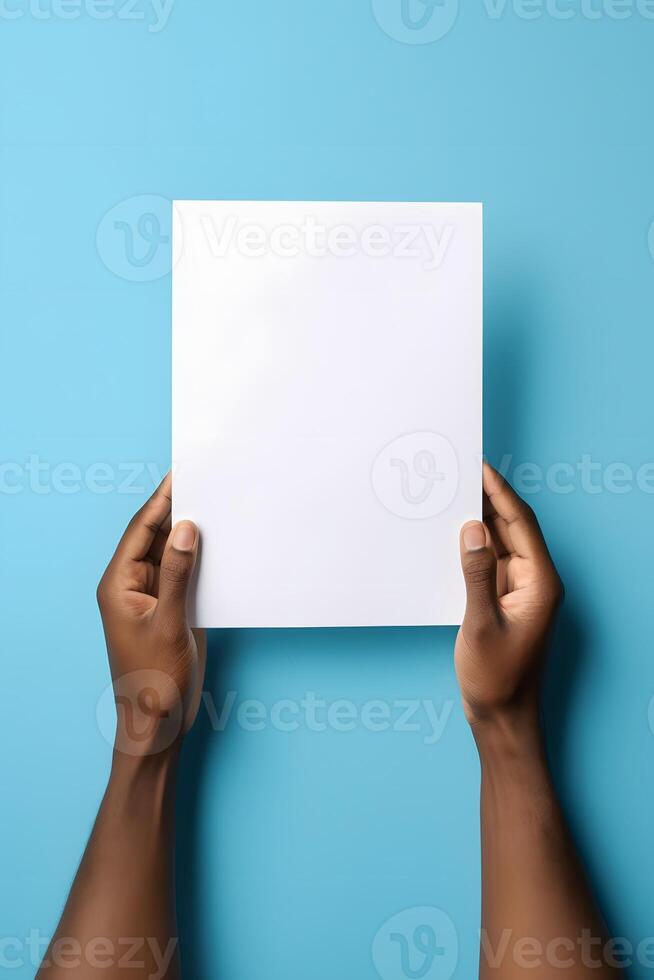 ai gerado africano americano mãos segurando em branco Folha do papel em azul fundo, neural rede gerado fotorrealista imagem foto