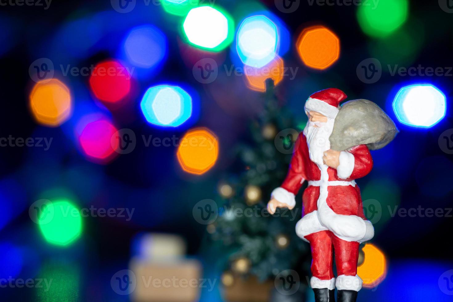 Papai Noel carregando o saco, conceito de Natal e feliz ano novo. foto