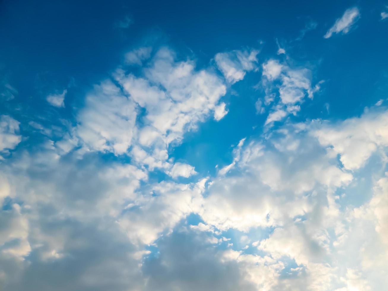 o céu azul com nuvens foto