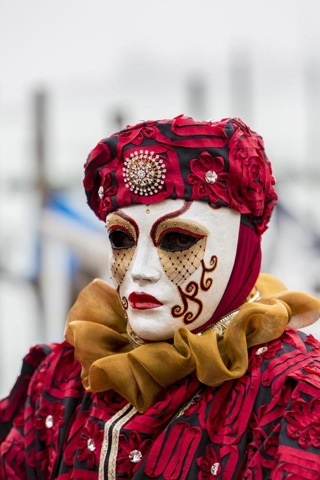 Veneza, Itália, 10 de fevereiro de 2013 - pessoa não identificada com máscara de carnaval veneziano em Veneza, Itália. em 2013 é realizada de 26 de janeiro a 12 de fevereiro. foto