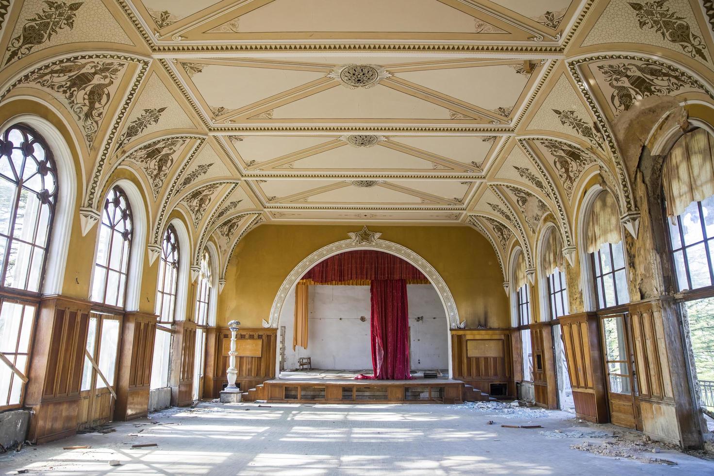 tskaltubo, georgia, 27 de abril de 2019 - detalhe do sanatório soviético abandonado meshakhte em tskaltubo, georgia. tskaltubo foi a importante estância termal durante os tempos soviéticos. foto