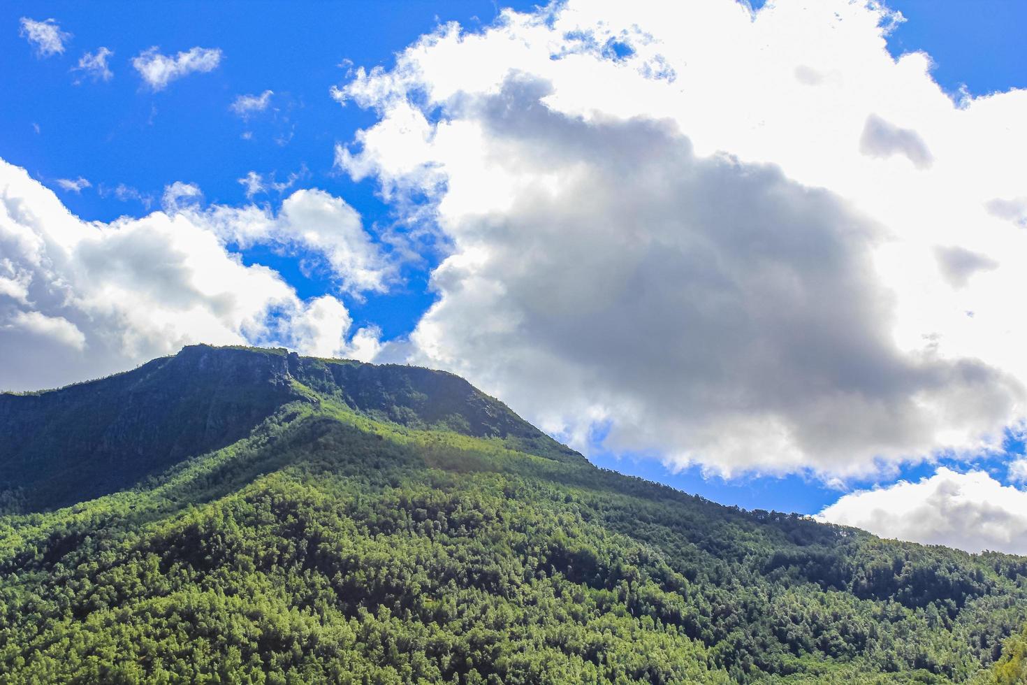 nuvens acima das montanhas na bela flam em aurland vestland, noruega. foto