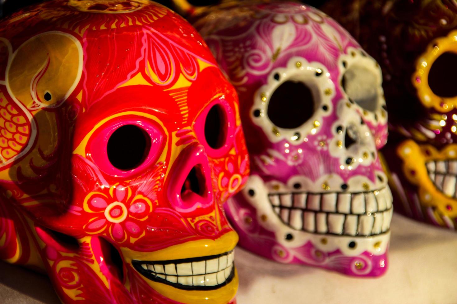 cabo san lucas, méxico, 8 de agosto de 2014 - calacas, máscaras de caveira de madeira do dia dos mortos no mercado em cabo san lucas, méxico. máscaras são símbolos típicos que representam calacas - esqueletos. foto