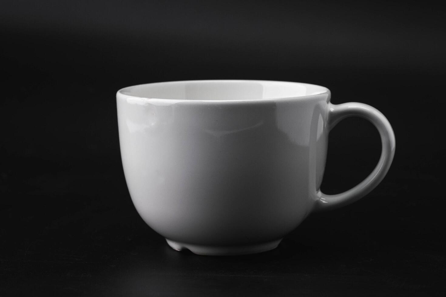 enorme branco caneca. branco copo para chá ou sopa isolado em Sombrio fundo com recorte caminho. foto