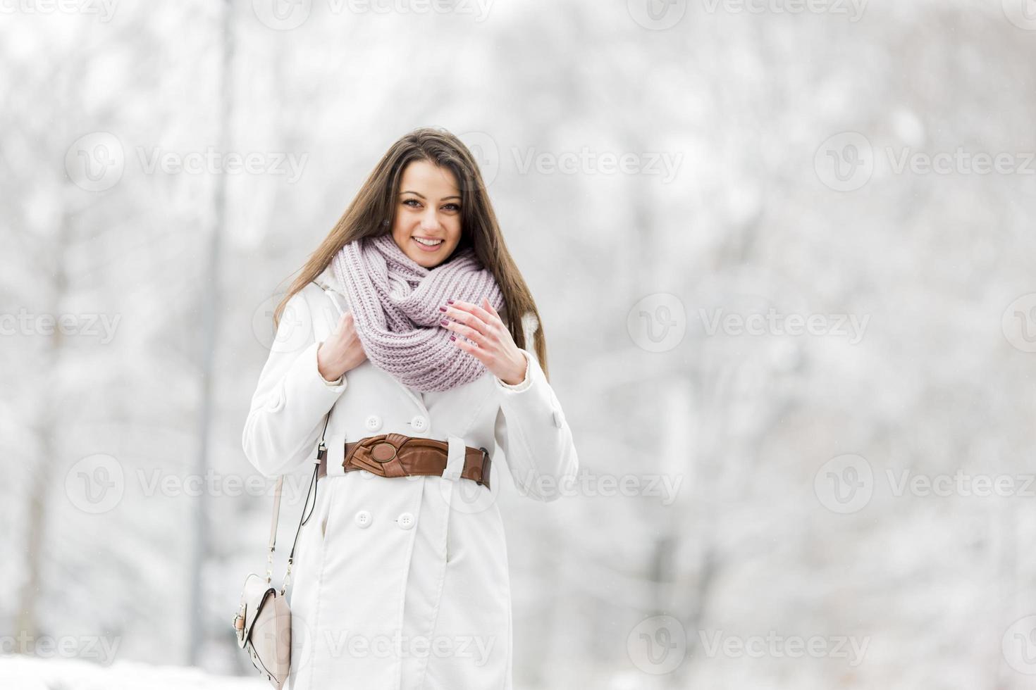 jovem mulher no inverno foto