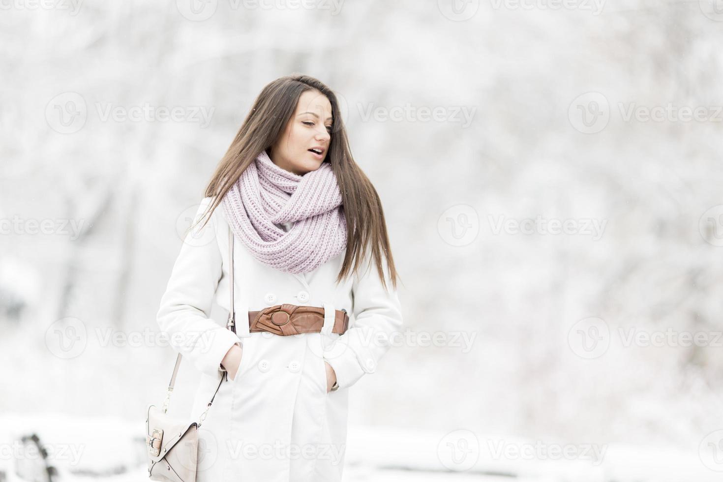 jovem mulher no inverno foto