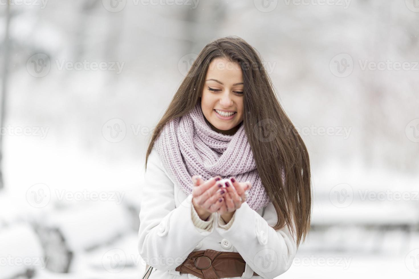jovem mulher no inverno foto
