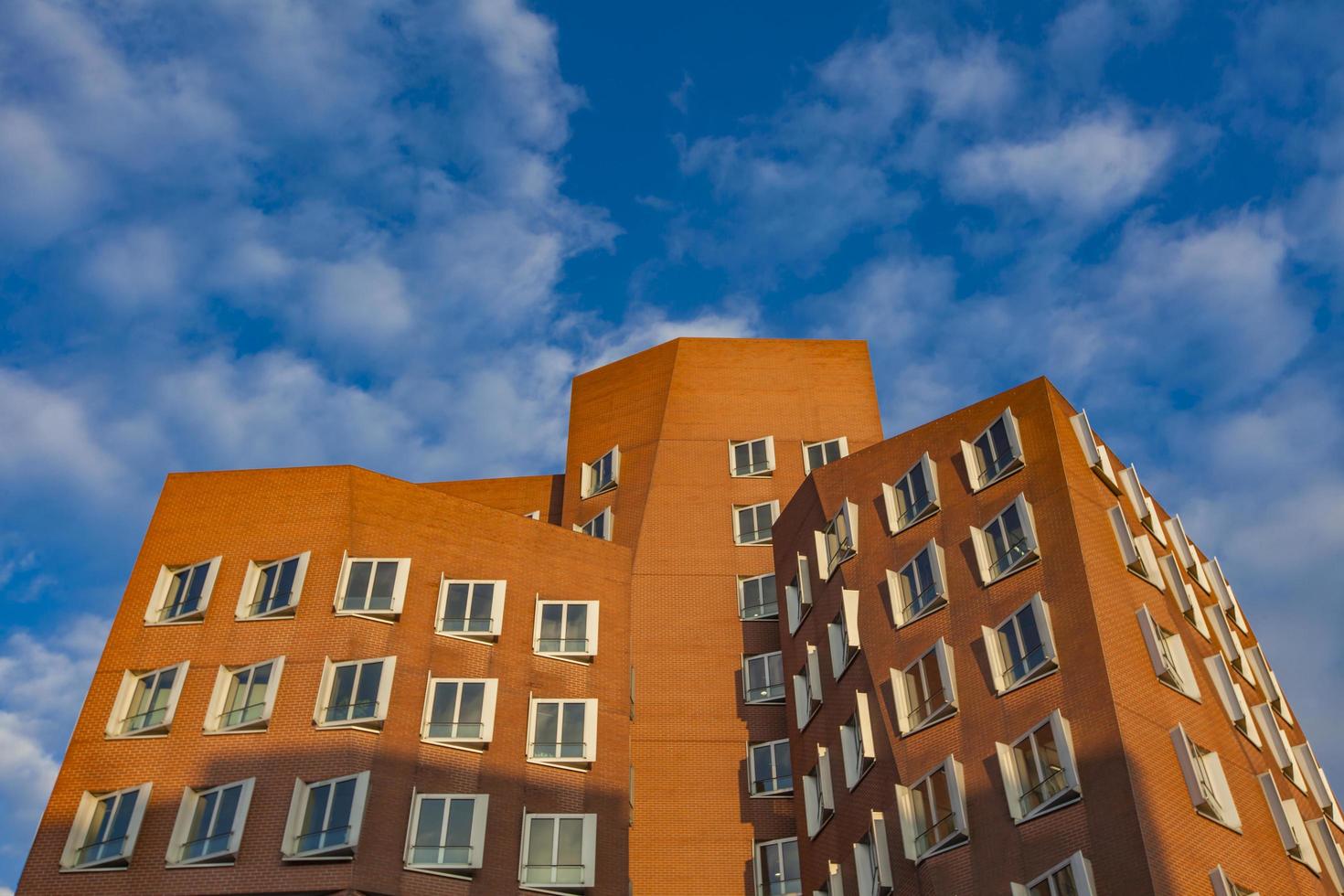 düsseldorf, alemanha, 8 de novembro de 2011 - edifícios gehry em duesseldord, alemanha. os edifícios gehry no porto de dusseldorf são representantes maravilhosos da arquitetura pós-moderna. foto