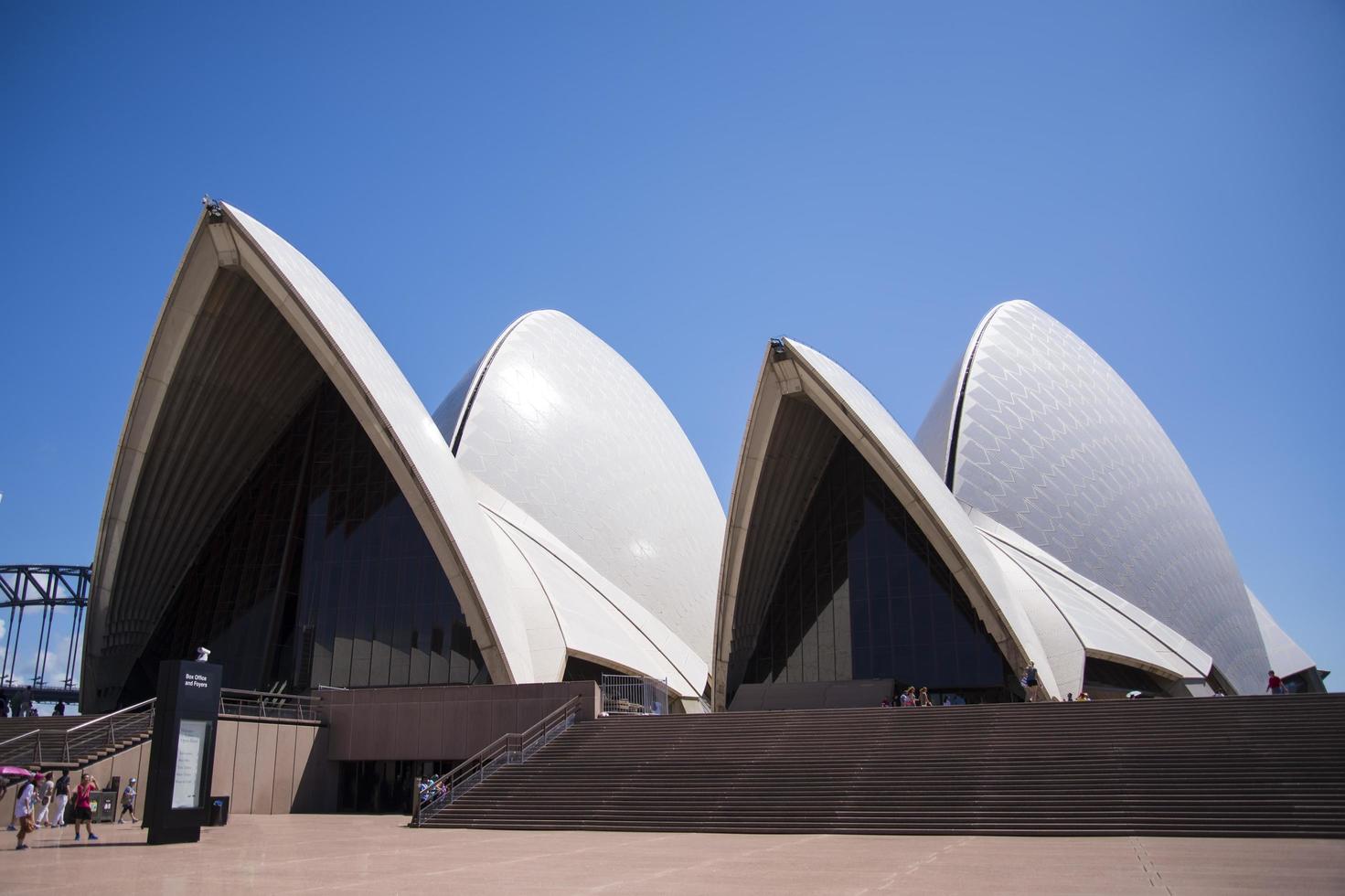 sydney, austrália, 12 de fevereiro de 2015 - vista na sidney opera house em sydney, austrália. foi projetado pelo arquiteto dinamarquês jorn utzon e foi inaugurado em 20 de outubro de 1973. foto