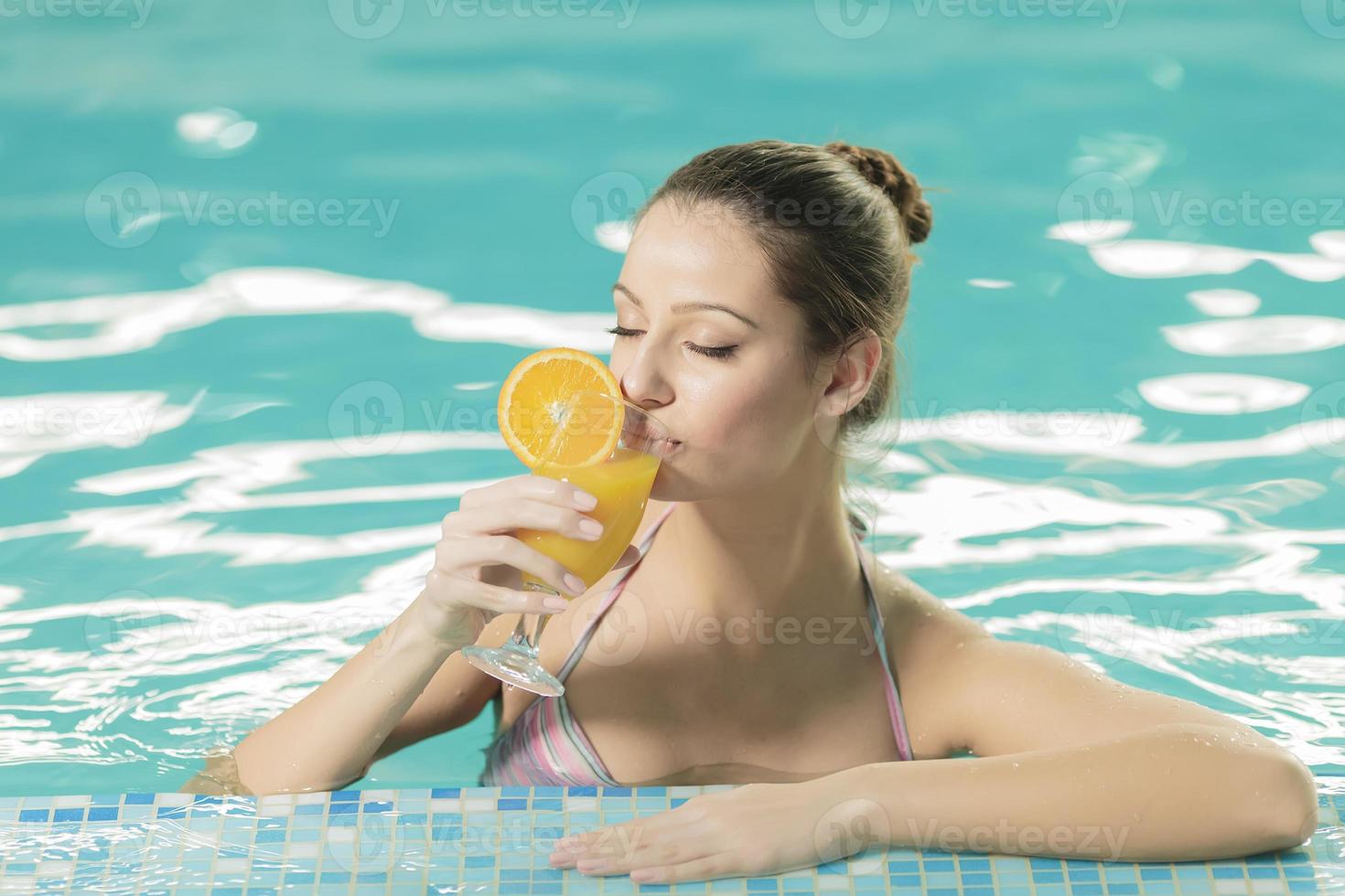 jovem mulher na piscina foto