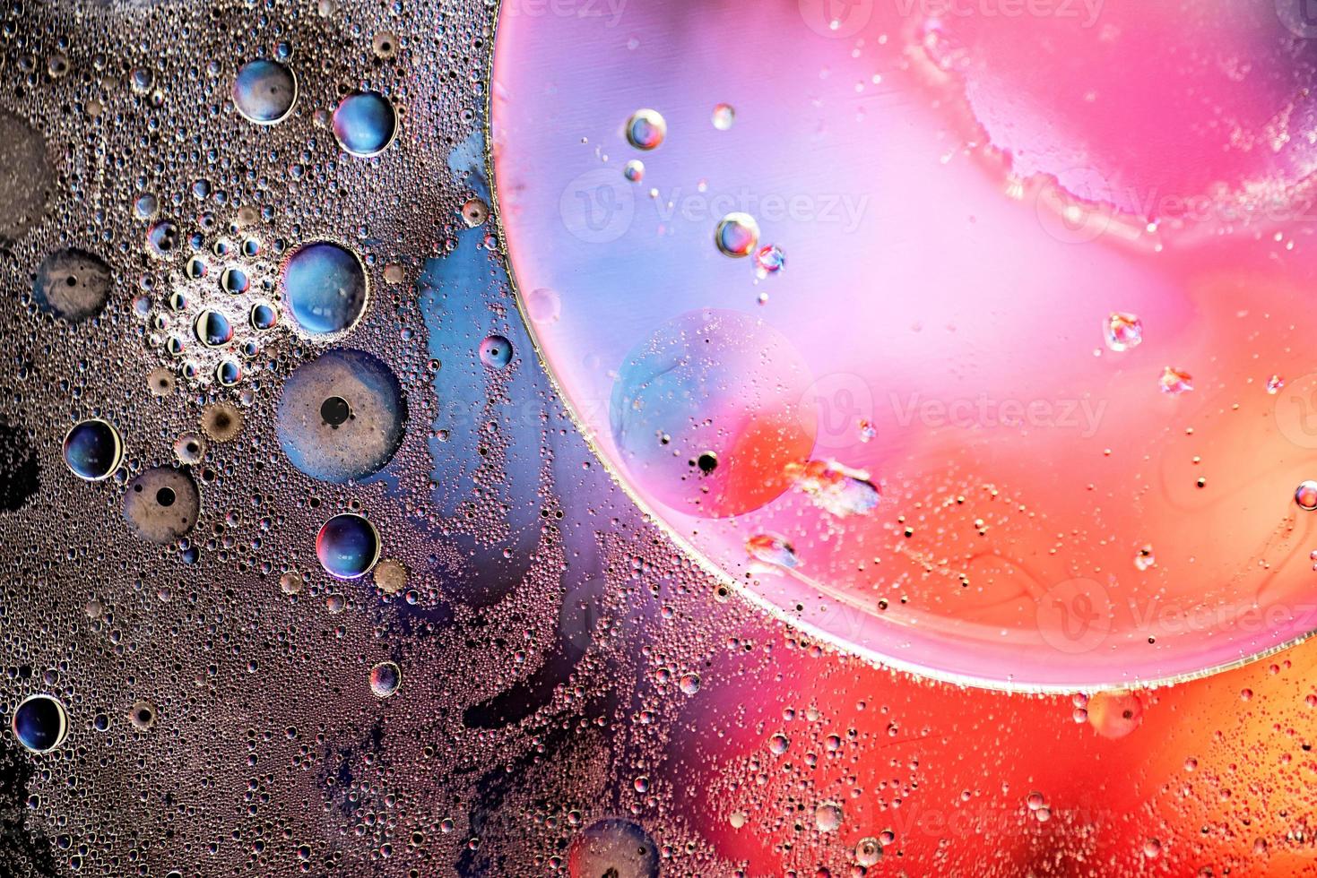 fundo abstrato. bolhas de óleo na superfície da água foto