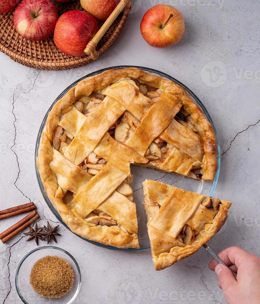 vista superior da torta de maçã caseira na mesa de madeira foto