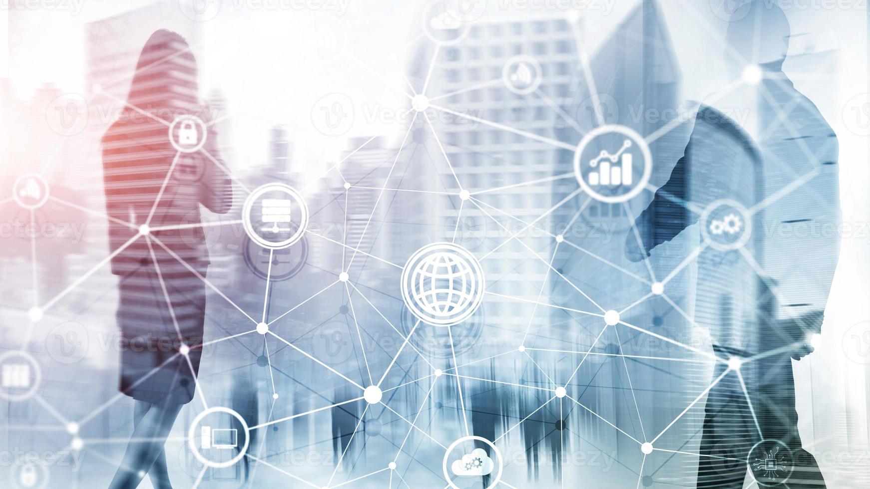 ict - conceitos de tecnologia da informação e telecomunicações e iot - internet das coisas. diagramas com ícones nos planos de fundo da sala do servidor. foto