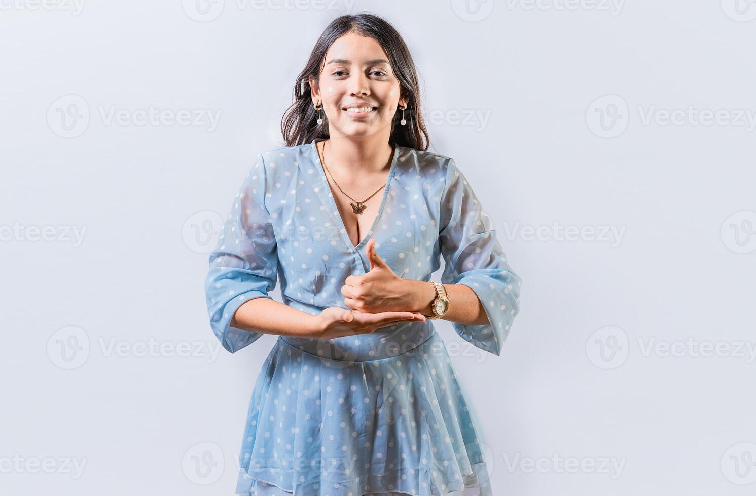 menina gesticulando Socorro com mãos dentro placa linguagem. pessoa mostrando Socorro gesto com mãos dentro placa língua foto