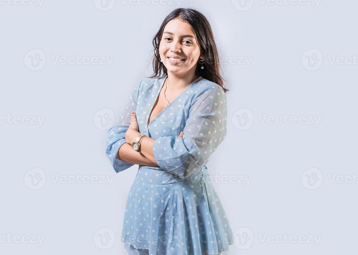 retrato do sorridente menina com braços cruzado isolado. alegre jovem mulher com braços cruzado isolado foto