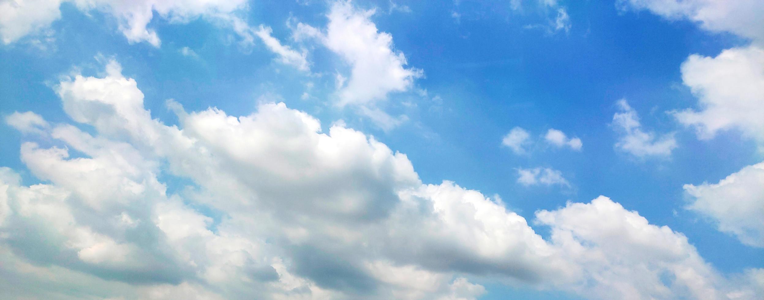foto panorâmica de uma bela paisagem de nuvens contra o céu azul