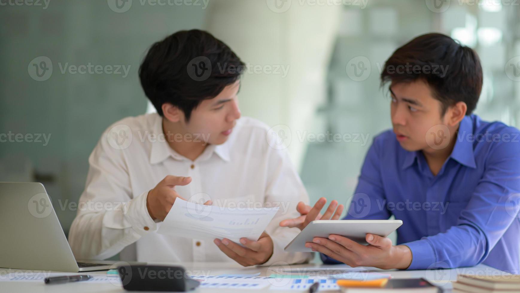 equipe profissional com laptop e tablet consulta de novos projetos para apresentação aos executivos. foto