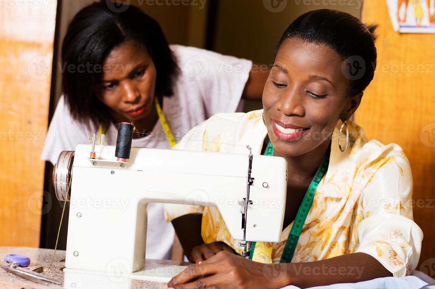 professora e aluna de costura. foto