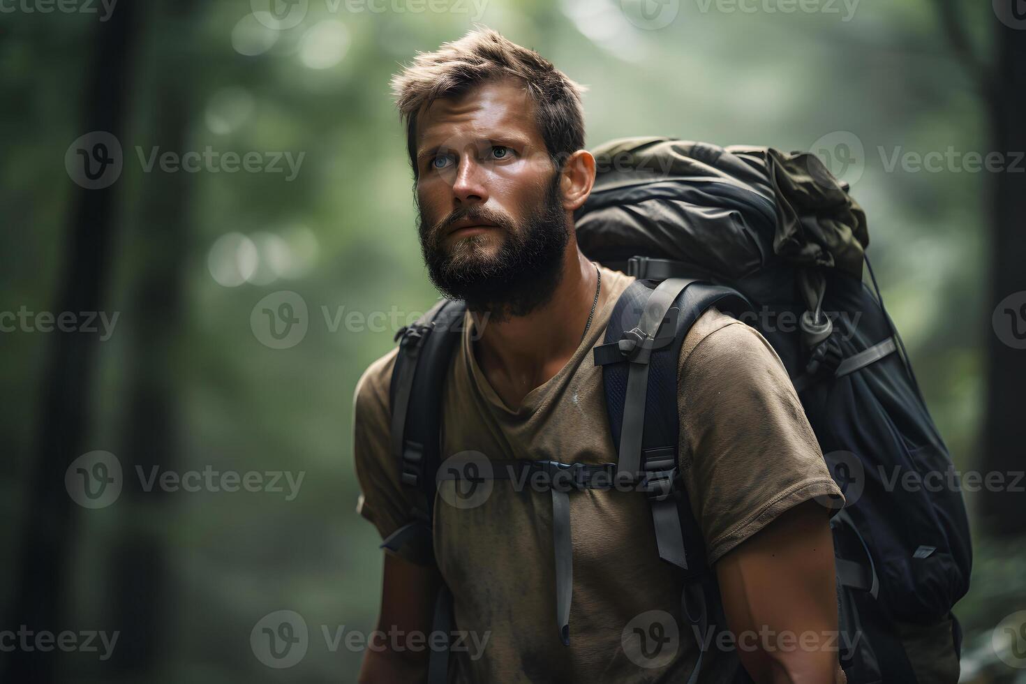 ai gerado caucasiano jovem adulto homem com mochila dentro floresta às verão dia, neural rede gerado fotorrealista imagem foto