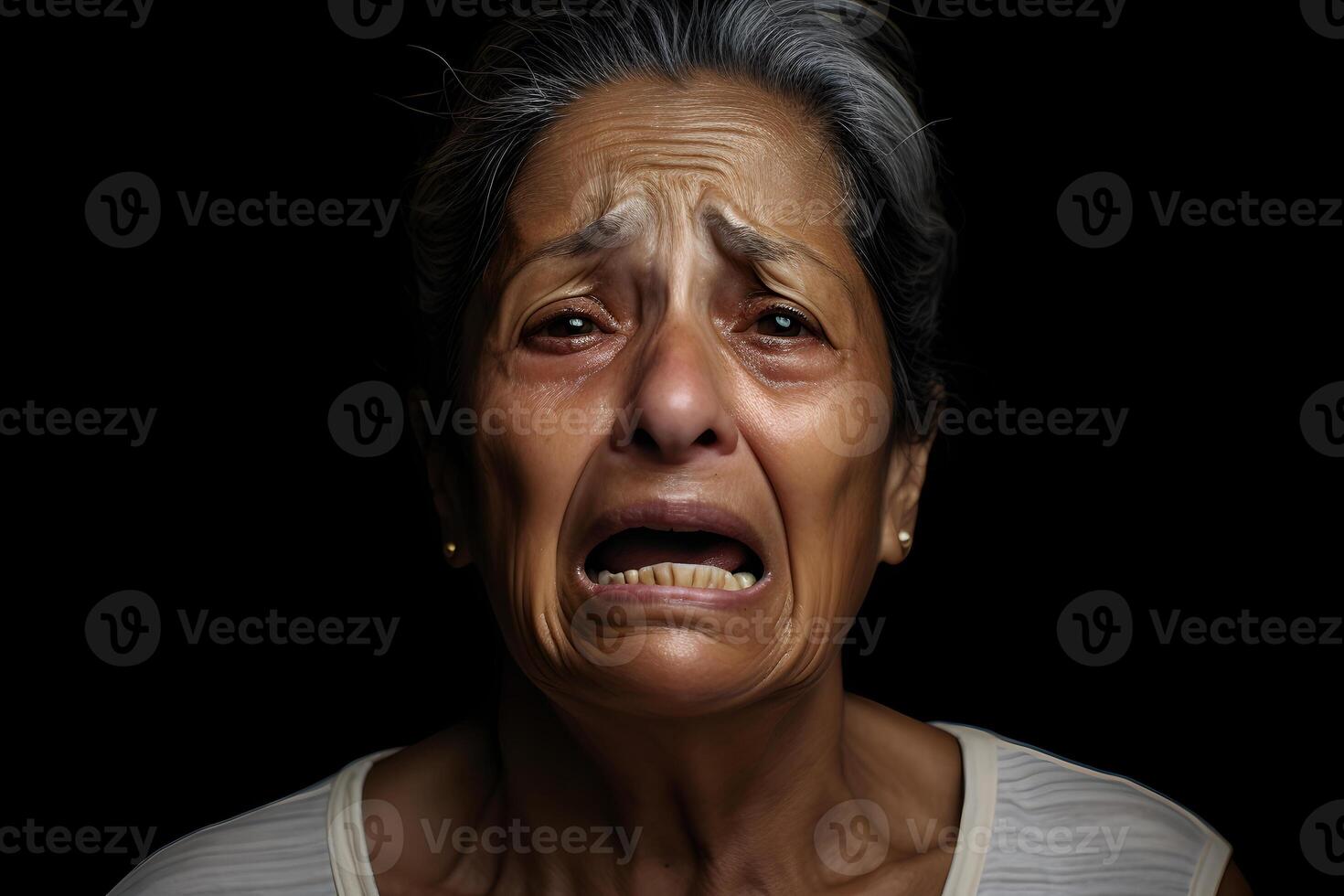 ai gerado triste chorando Senior latim americano mulher retrato em Preto fundo. neural rede gerado fotorrealista imagem foto