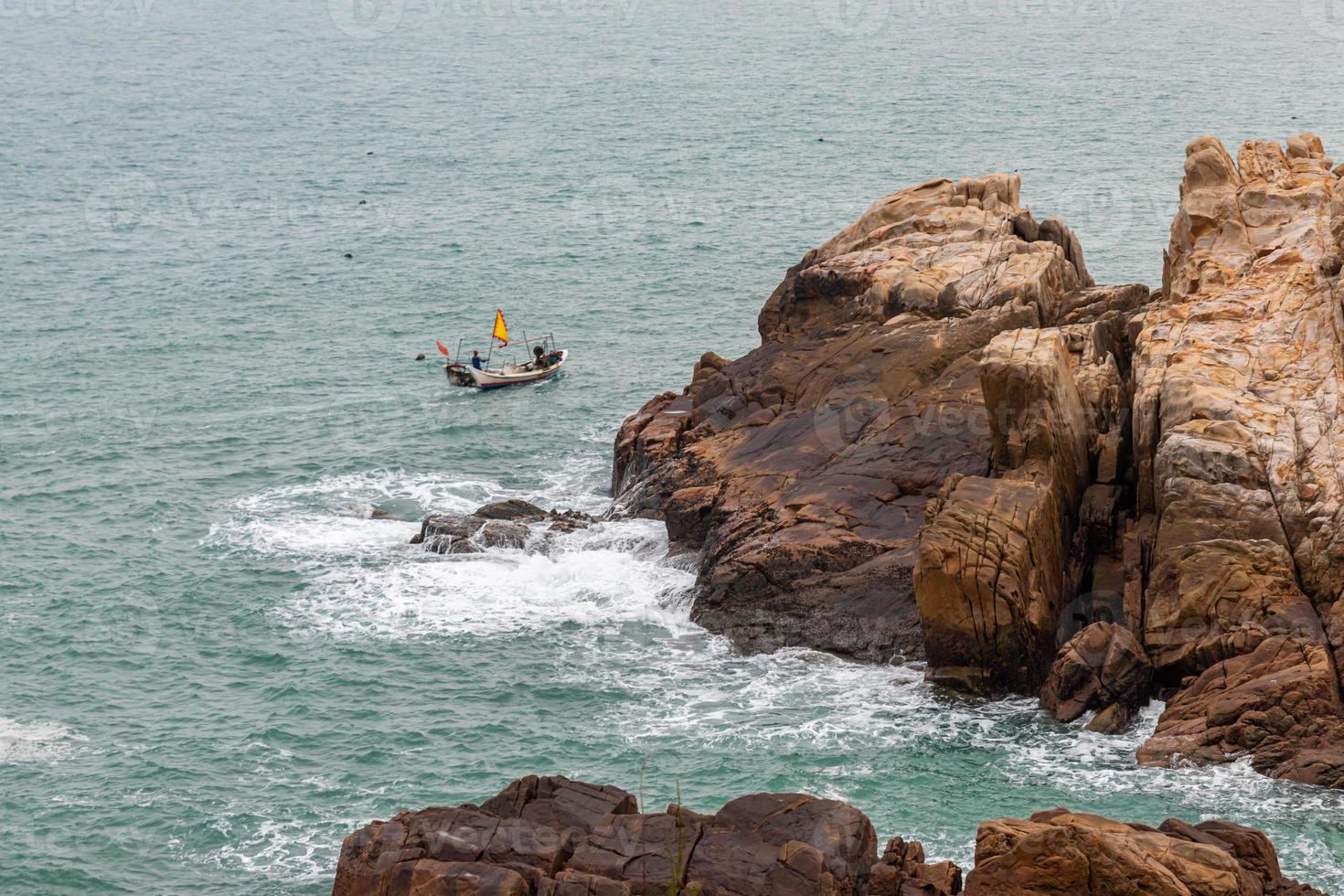 rochas e ondas à beira-mar foto