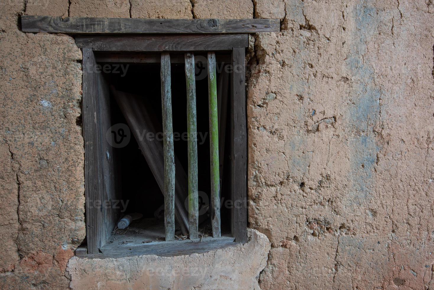 janelas velhas em todos os tipos de paredes foto