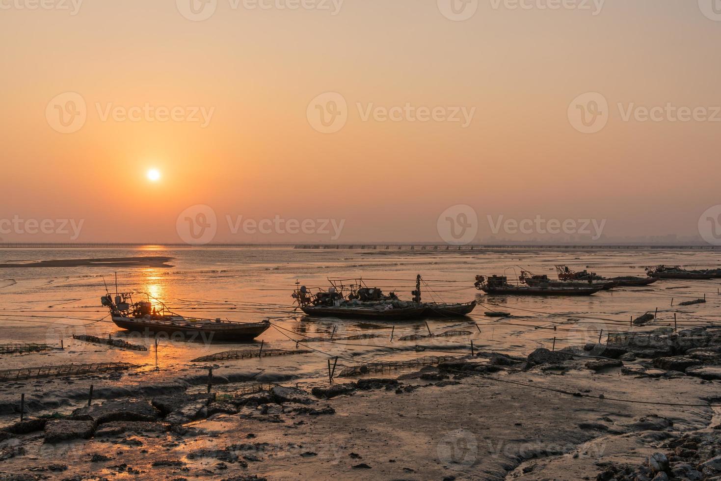 praias douradas e barcos de pesca na praia ao entardecer foto