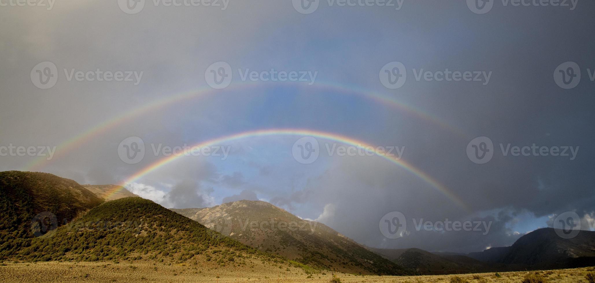 arco-íris duplo e montanhas sierra nevada foto