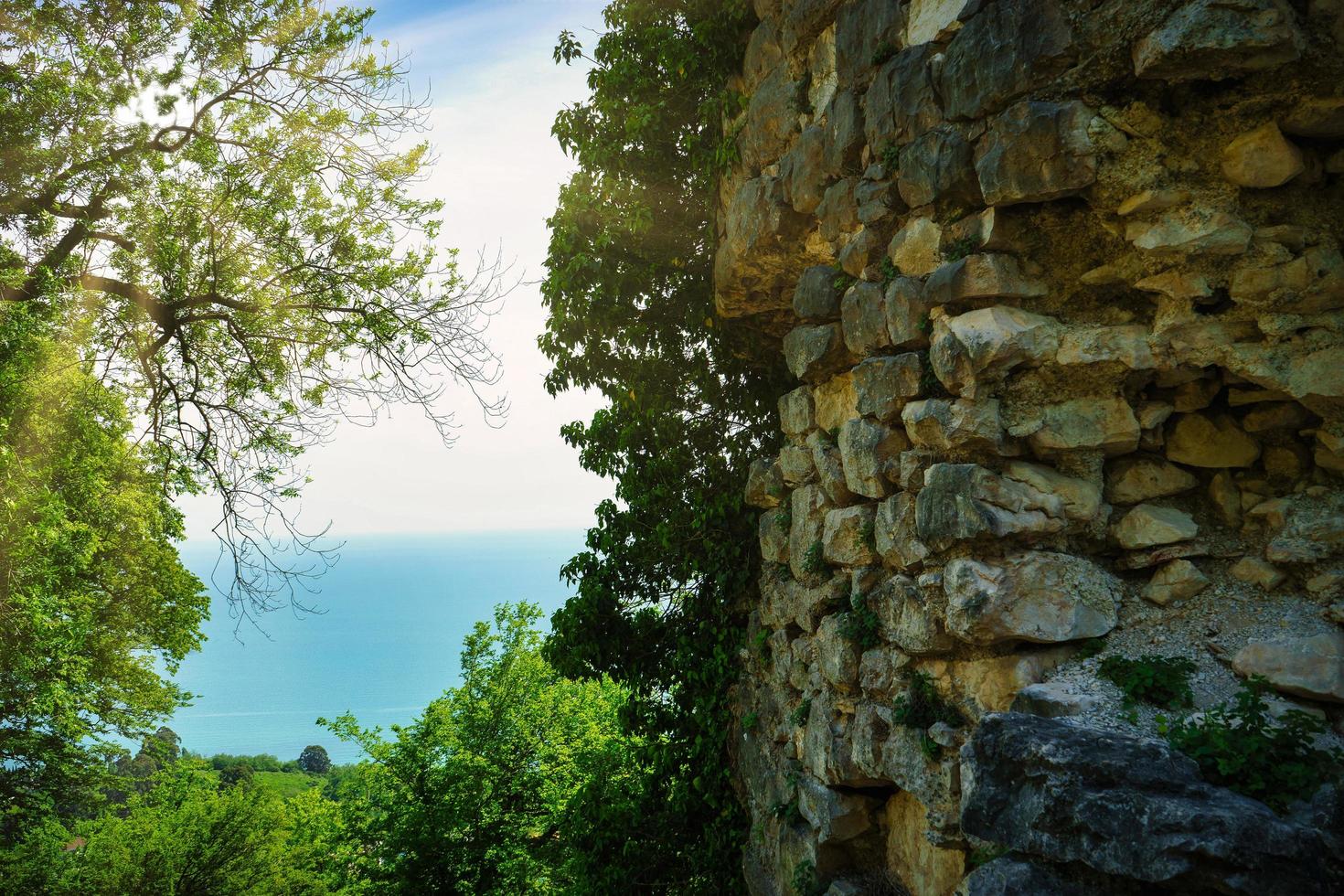 paisagem com as ruínas da fortaleza anakopian. novo athos, abkhazia foto