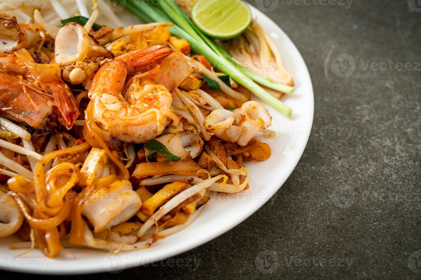 frutos do mar pad thai - misture macarrão frito com camarão, lula ou polvo e tofu foto