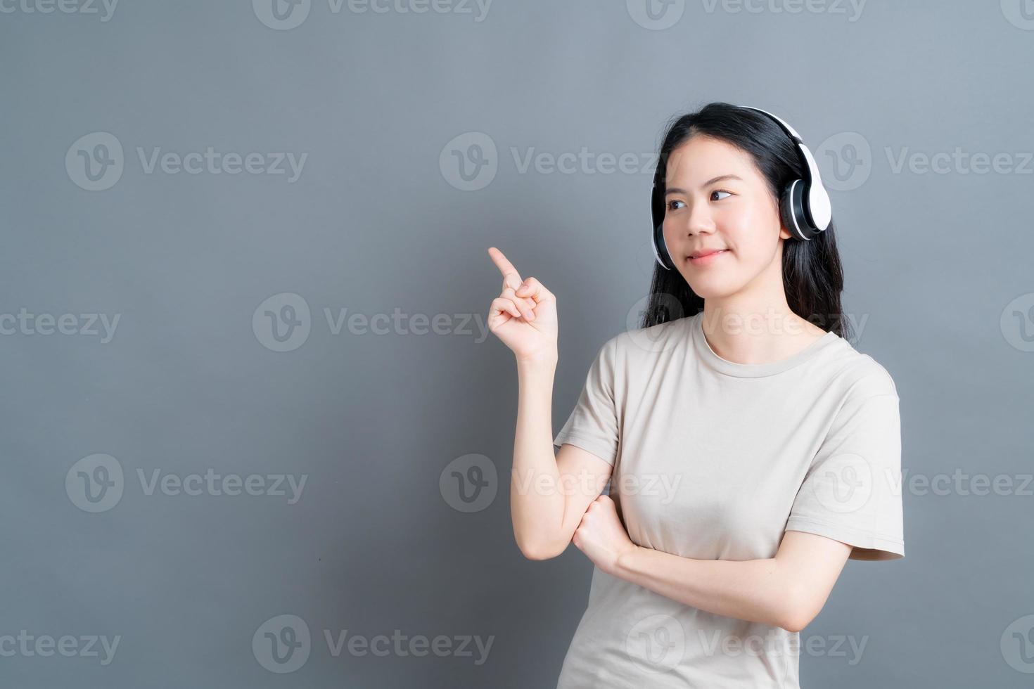 jovem asiática ouvindo música com fones de ouvido foto