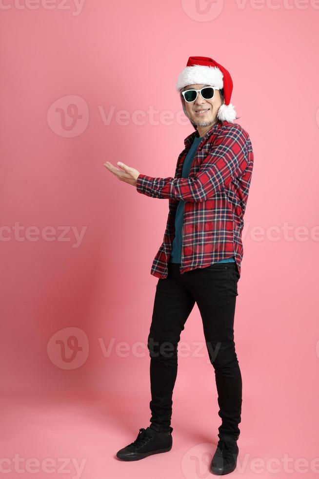 homem na temporada de natal foto