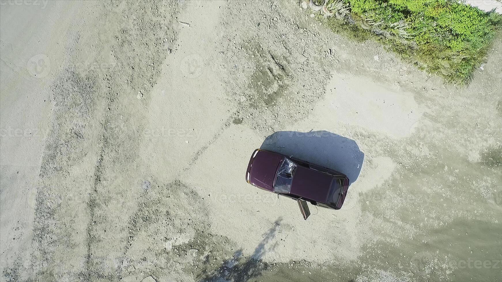 aéreo Visão em abandonado carro com quebrado parabrisa. imagens de vídeo. abandonado carro em a rua foto