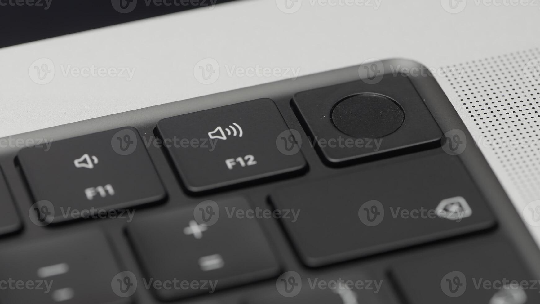 computador portátil teclado. Ação. uma pessoa senta às uma computador e trabalho dentro moderno condições, fechar tiroteio do a teclado e a impressão processo. foto